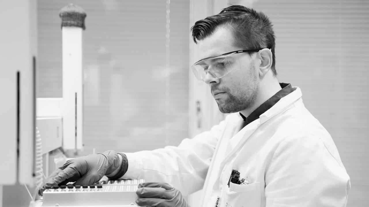 Andreas Eriksson working in the lab