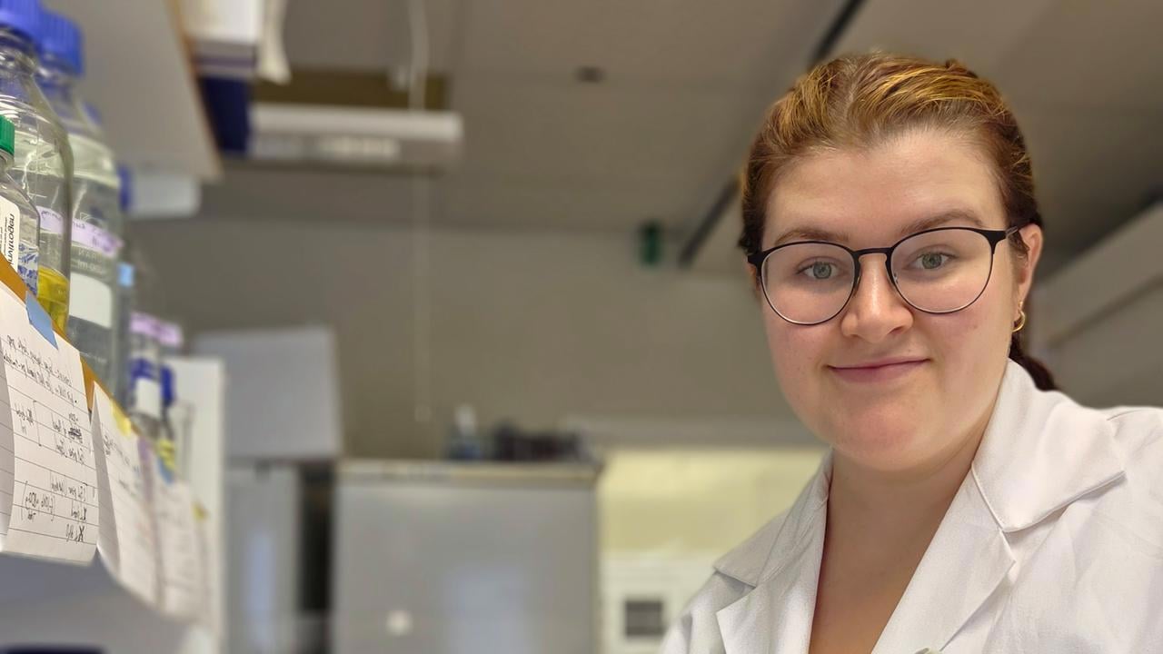 Monique Johnson som &auml;r postdok hos Ellen Bushell anv&auml;nder en pipett i labbmilj&ouml;.