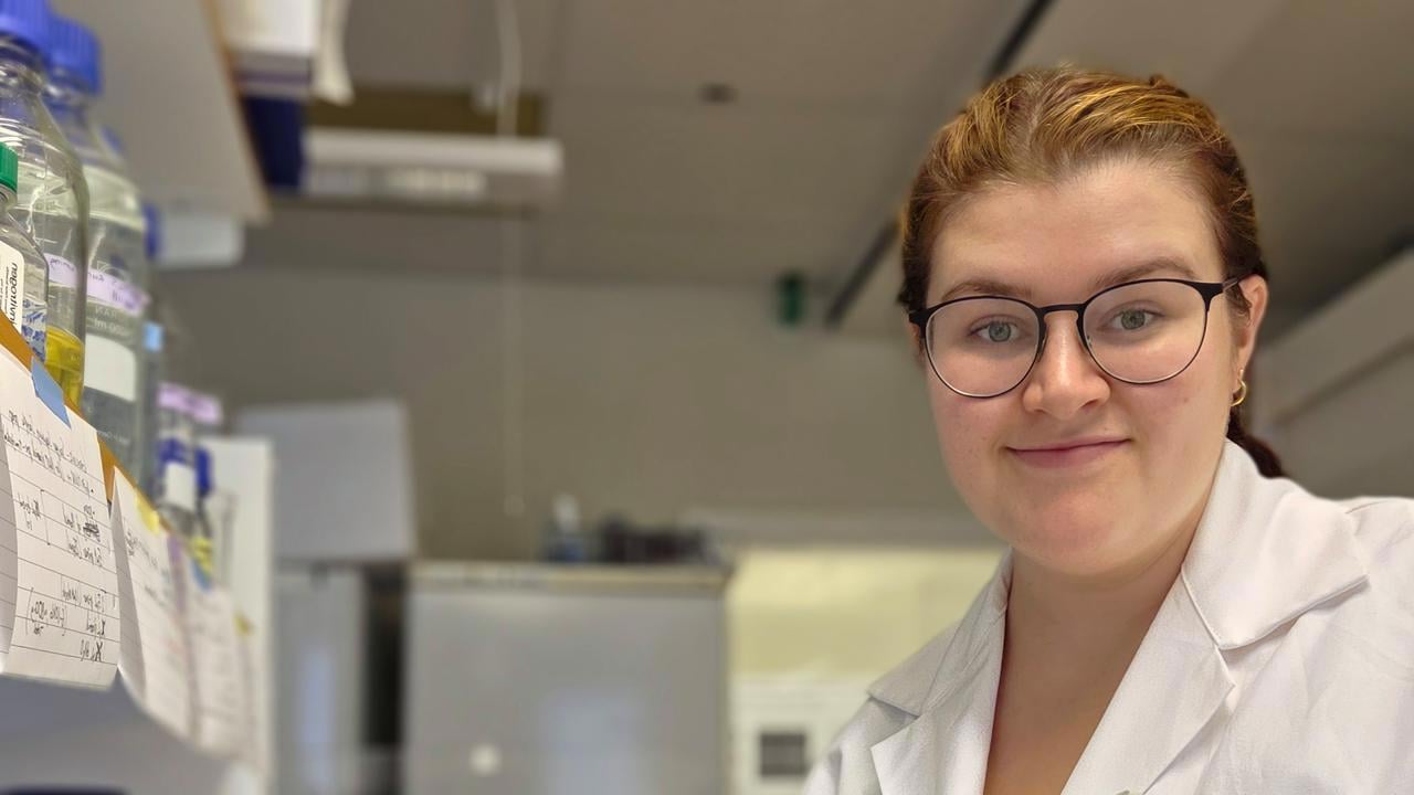 Monique Johnson som &auml;r postdok hos Ellen Bushell anv&auml;nder en pipett i labbmilj&ouml;.