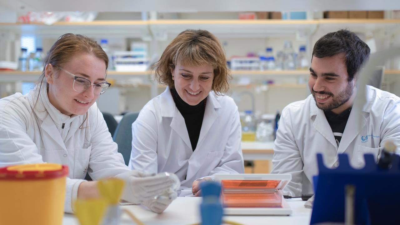 Biträdande universitetslektor Francesca Aguilo vid Institutionen för medicinsk biovetenskap i labbet med kollegor.