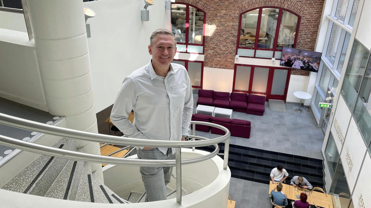 Alex Liebert st&aring;r i en spiraltrappa inne p&aring; Designh&ouml;gskolan