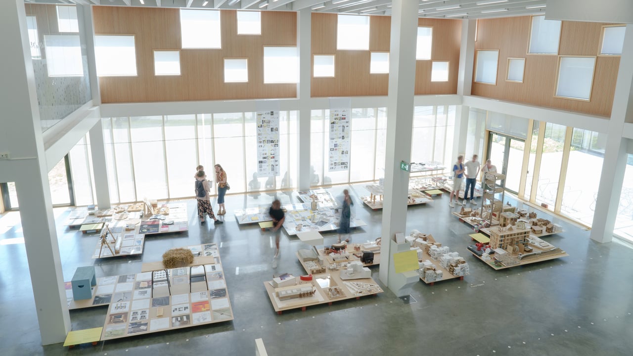 UMA 2023 Slututst&auml;llningI arkitekth&ouml;gskolans slututst&auml;llning visas alla studenters arbeten fr&aring;n det fem&aring;riga arkitektprogrammet, med s&auml;rskilt fokus p&aring; avg&aring;ngseleverna i &aring;rskurs fem. Vi &ouml;nskar alla varmt v&auml;lkomna att ta del av utst&auml;llningen och se vad studenterna arbetar med.