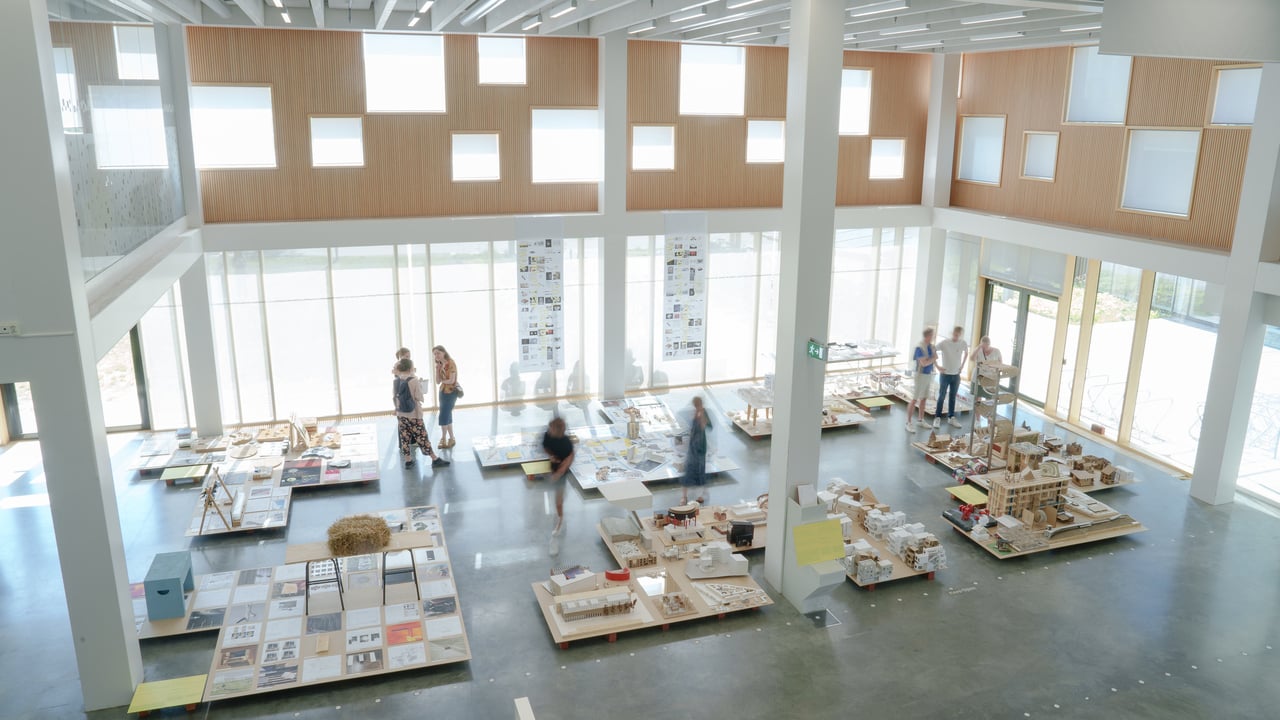 UMA 2023 Slututst&auml;llningI arkitekth&ouml;gskolans slututst&auml;llning visas alla studenters arbeten fr&aring;n det fem&aring;riga arkitektprogrammet, med s&auml;rskilt fokus p&aring; avg&aring;ngseleverna i &aring;rskurs fem. Vi &ouml;nskar alla varmt v&auml;lkomna att ta del av utst&auml;llningen och se vad studenterna arbetar med.