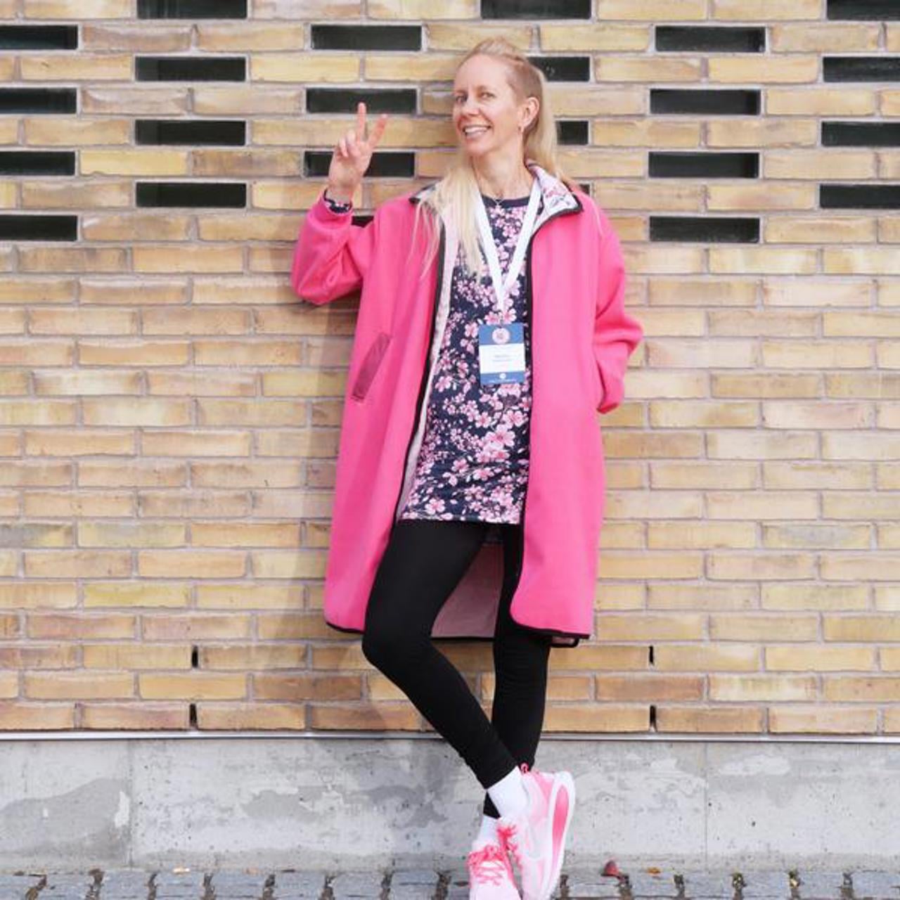 Hanna Söderlund står framför en tegelvägg.