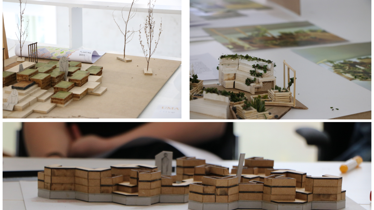 Kollage med tre n&auml;rbilder av arkitekturmodeller i tr&auml; och kartong p&aring; ett arbetsbord. Modellerna visar terrasserade byggnader, gr&ouml;nska och sm&aring; tr&auml;d, omgivna av ritningar och presentationsmaterial. Bilderna visar en p&aring;g&aring;ende design- och modellprocess av studenterna p&aring; arkitekturh&ouml;gskolan.
