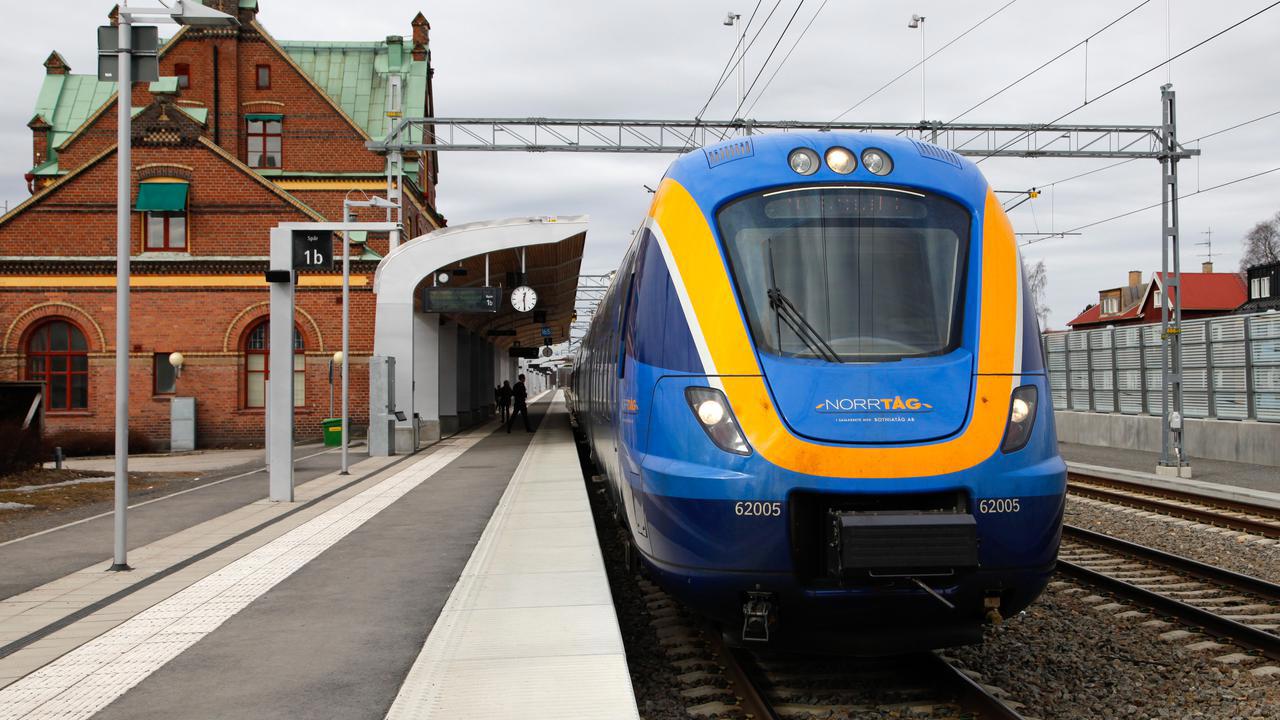 Umeå C, järmvägsstation med tåg vid perrong.