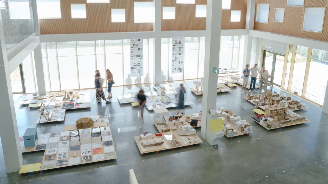 UMA 2023 Slututst&auml;llningI arkitekth&ouml;gskolans slututst&auml;llning visas alla studenters arbeten fr&aring;n det fem&aring;riga arkitektprogrammet, med s&auml;rskilt fokus p&aring; avg&aring;ngseleverna i &aring;rskurs fem. Vi &ouml;nskar alla varmt v&auml;lkomna att ta del av utst&auml;llningen och se vad studenterna arbetar med.