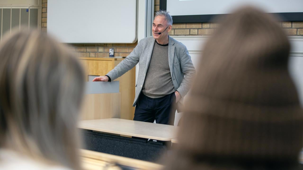 Sverker S&ouml;rlin f&ouml;rel&auml;ser om sin bok Sn&ouml;