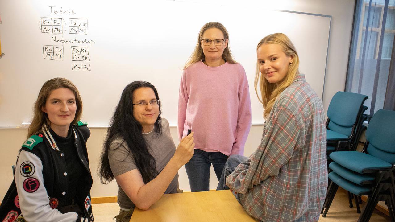 Bild p&aring; fyra personer kring ett bord i ett konferensrum