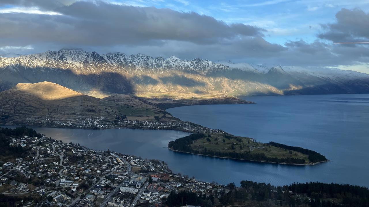 Landskapsbild med berg och vatten i soluppg&aring;ng.