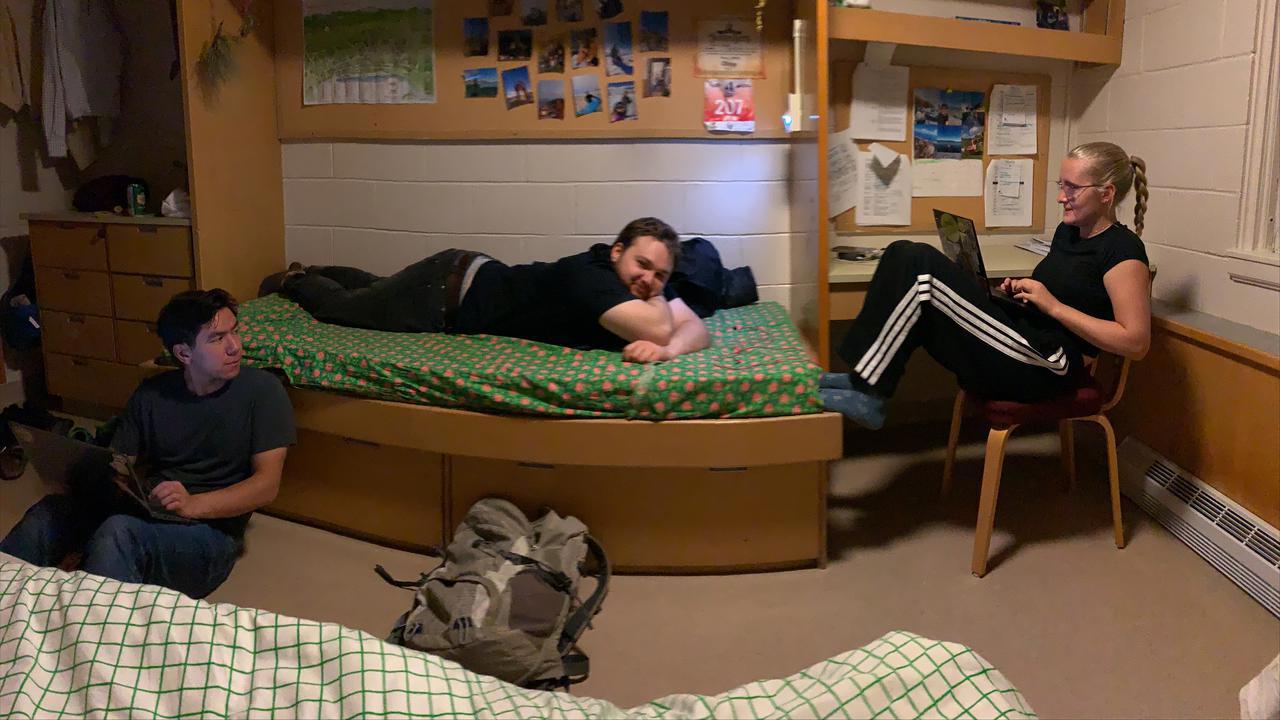 Tre personer umg&aring;s i ett studentrum. En sitter p&aring; golvet, en ligger p&aring; s&auml;ngen och en sitter p&aring; en stol.
