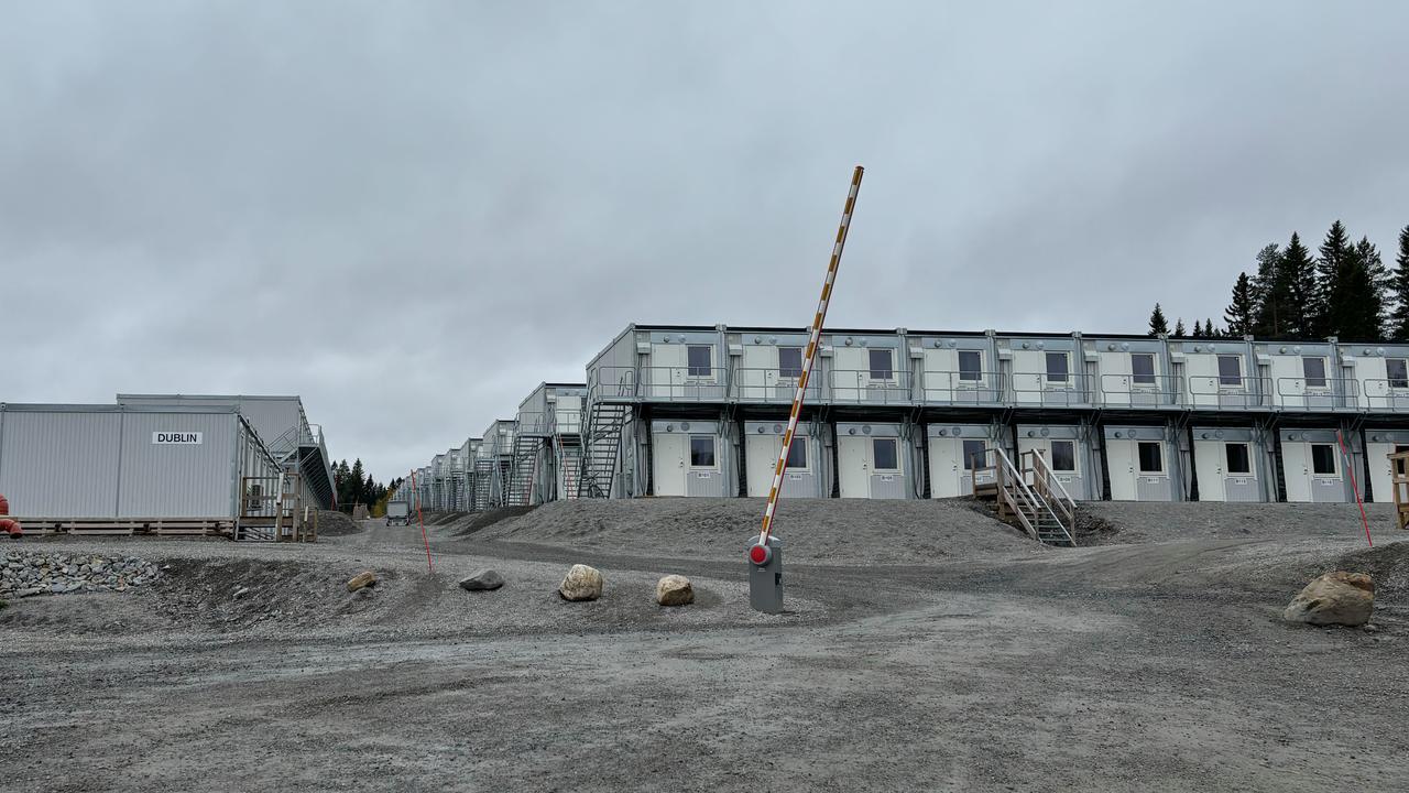 Gr&aring; himmel &ouml;ver modulhus i Skellefte&aring;.