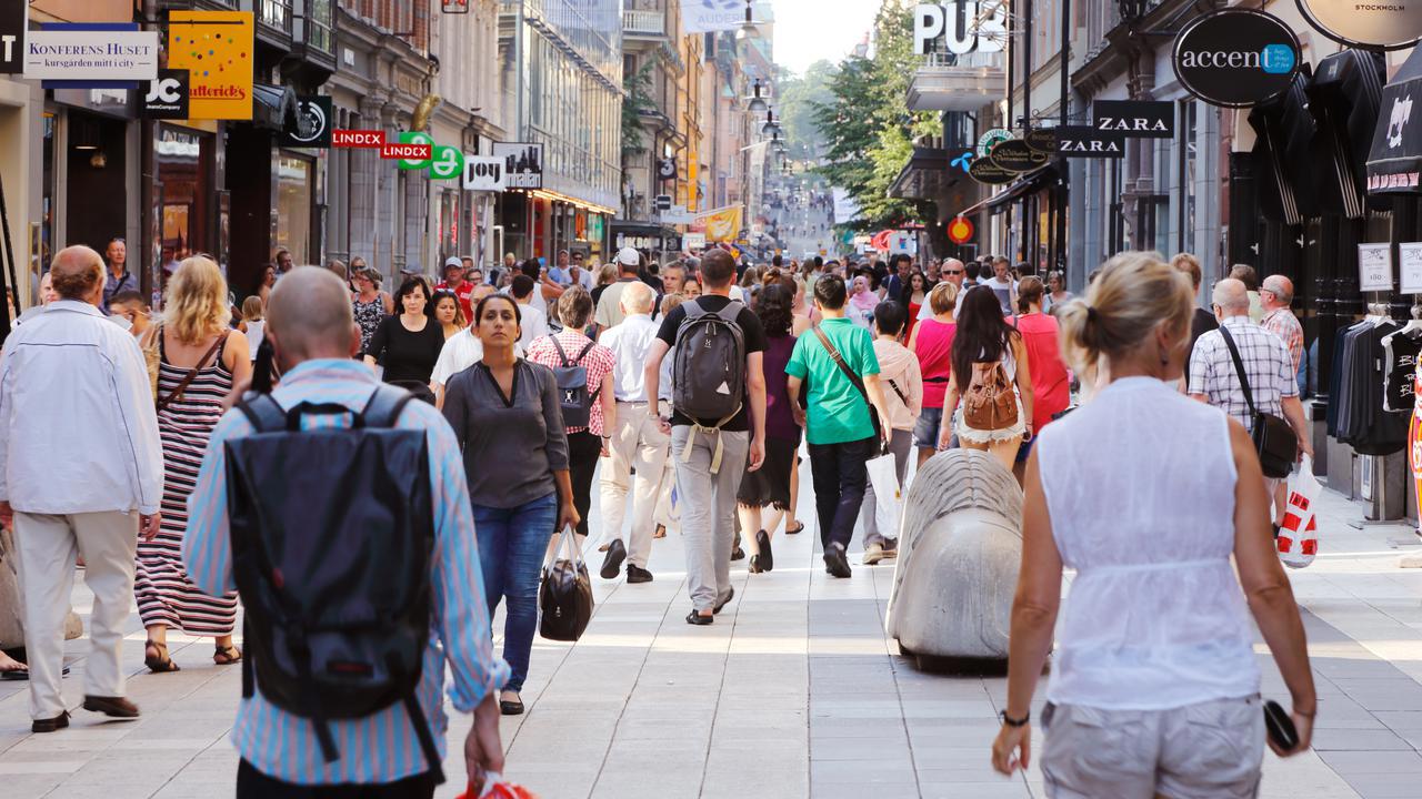 Sommardag p&aring; g&aring;gatan Drottninggatan mellan M&auml;ster Samuelsgatan och Kungsgatan i Stockholm, Sverige, med folk i r&ouml;relse.