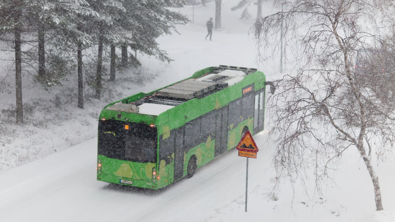 Gr&ouml;n buss i vinterv&auml;der