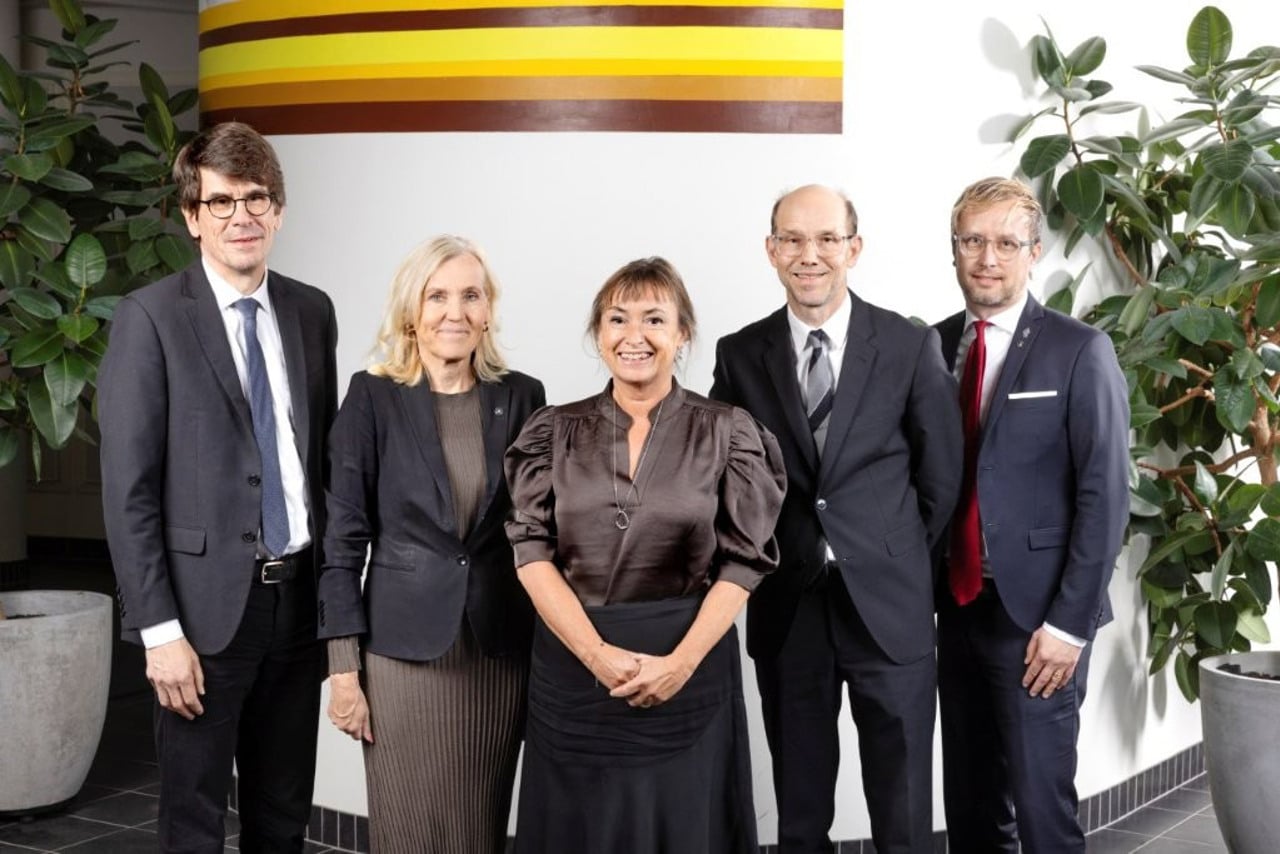 En grupp m&auml;nniskor som st&aring;r bredvid varandra.