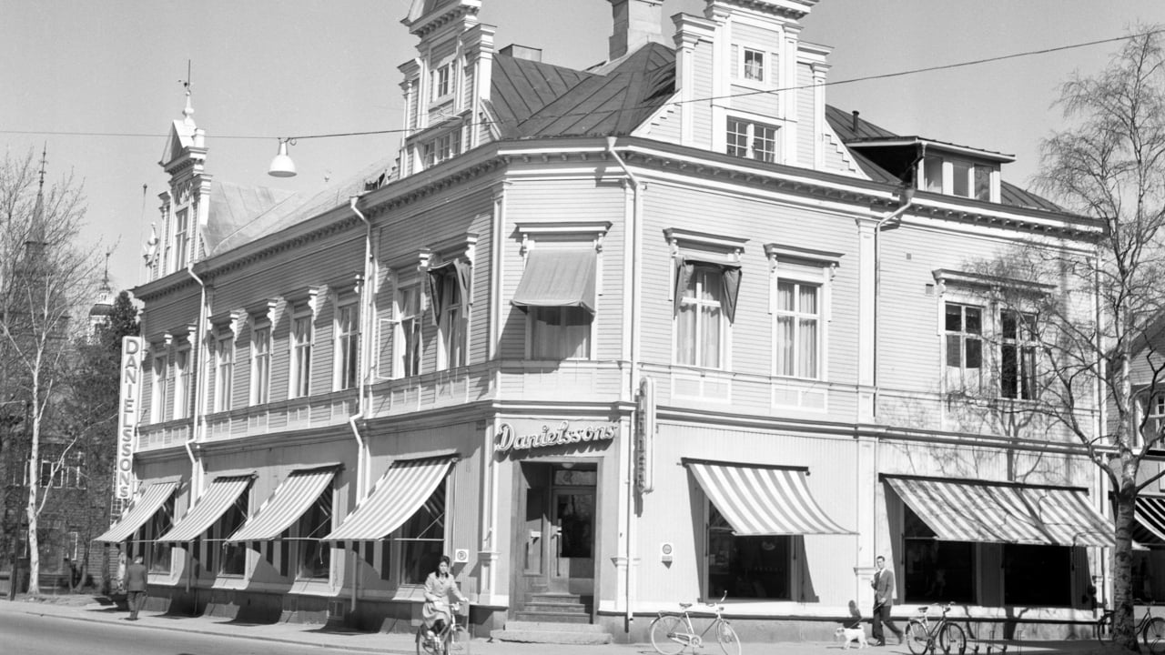 Svartvit bild fr&aring;n 1960-talet p&aring; Danielssons herrekipering, storgatan 55, Ume&aring;