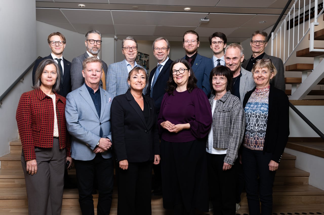 En grupp m&auml;nniskor som st&aring;r bredvid varandra.
