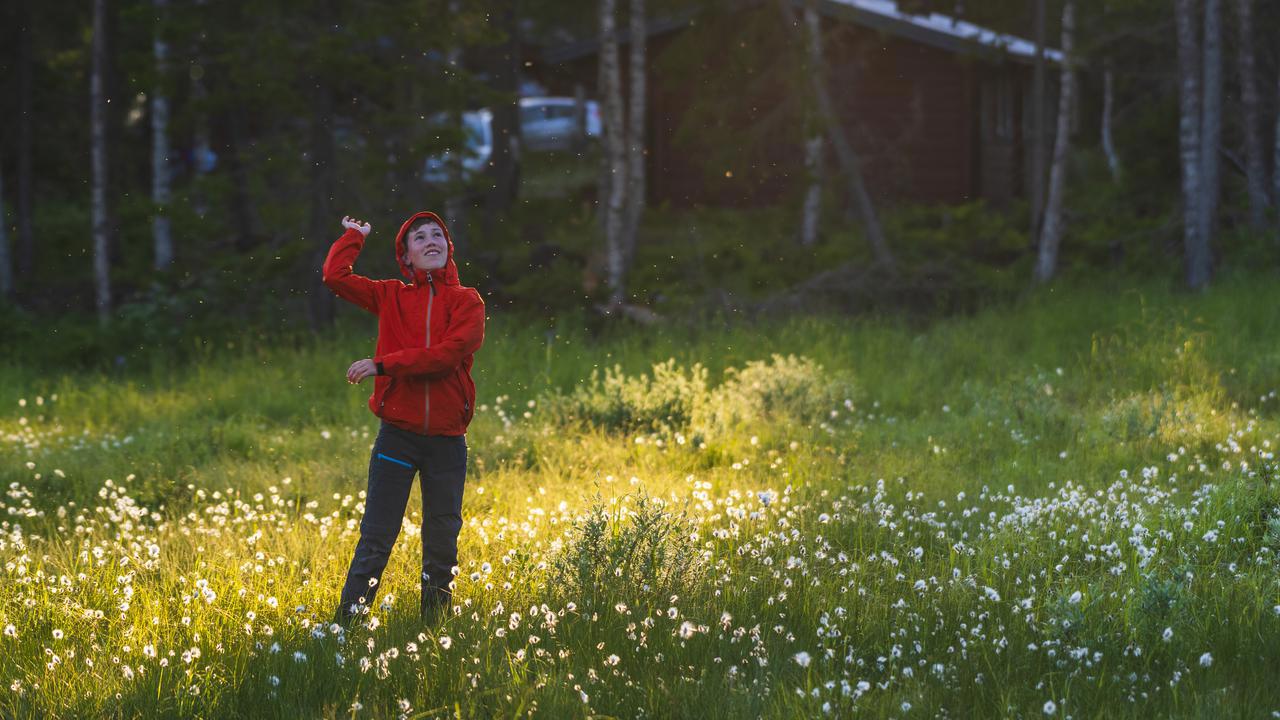 Pojke viftar bort mygg och knott