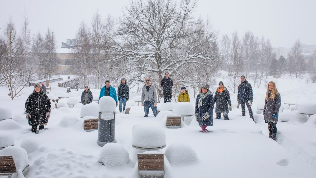 Gruppbild p&aring; medarbetare vid MIMS utomhus p&aring; campus i sn&ouml;n.