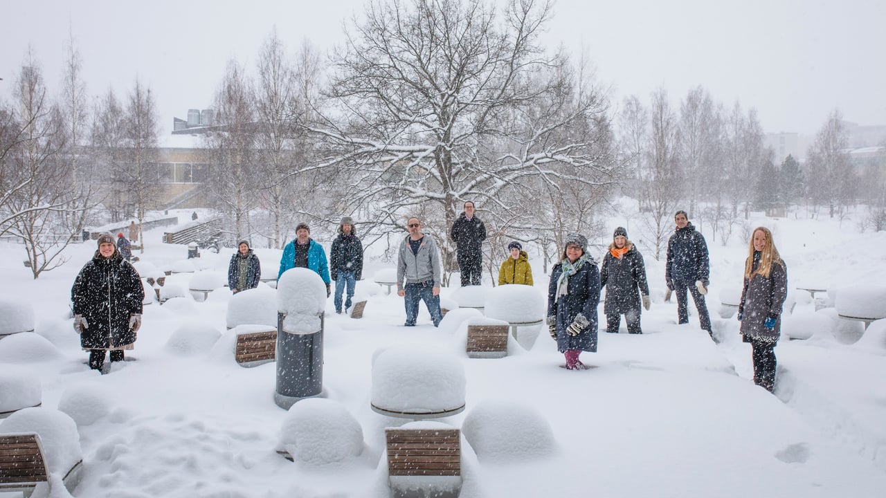 Gruppbild p&aring; medarbetare vid MIMS utomhus p&aring; campus i sn&ouml;n.