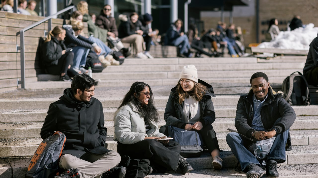 Internationella studenter utanf&ouml;r Lindellhallen.