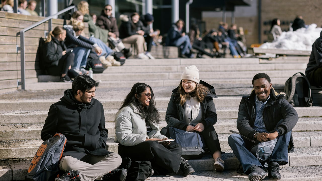 Internationella studenter utanf&ouml;r Lindellhallen.