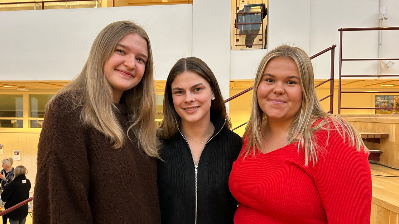 Tre studenter p&aring; grundl&auml;rarprogrammet ler mot kameran under en f&ouml;rsta tr&auml;ff med kommunens l&auml;rare i L&auml;rarutbildningshuset.