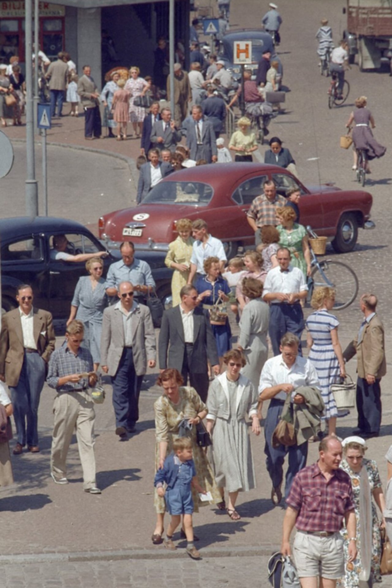 folk p&aring; gatan