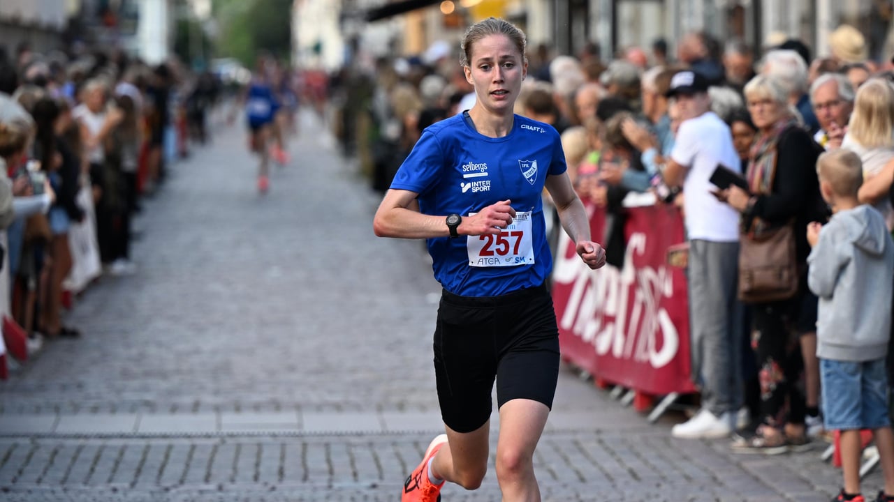 En kvinnlig l&ouml;pare p&aring; upploppet