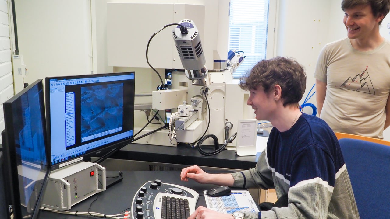 Nils Hauff visar SEM f&ouml;r gymnasieelever