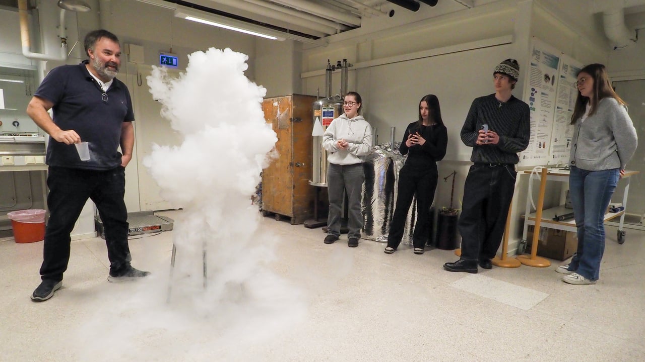 Tobias Sparrman, staff scientist och f&ouml;rest&aring;ndare vid plattformen f&ouml;r NMR-spektroskopi, visar sm&aring; experiment med flytande kv&auml;ve f&ouml;r gymnasieeleverna.