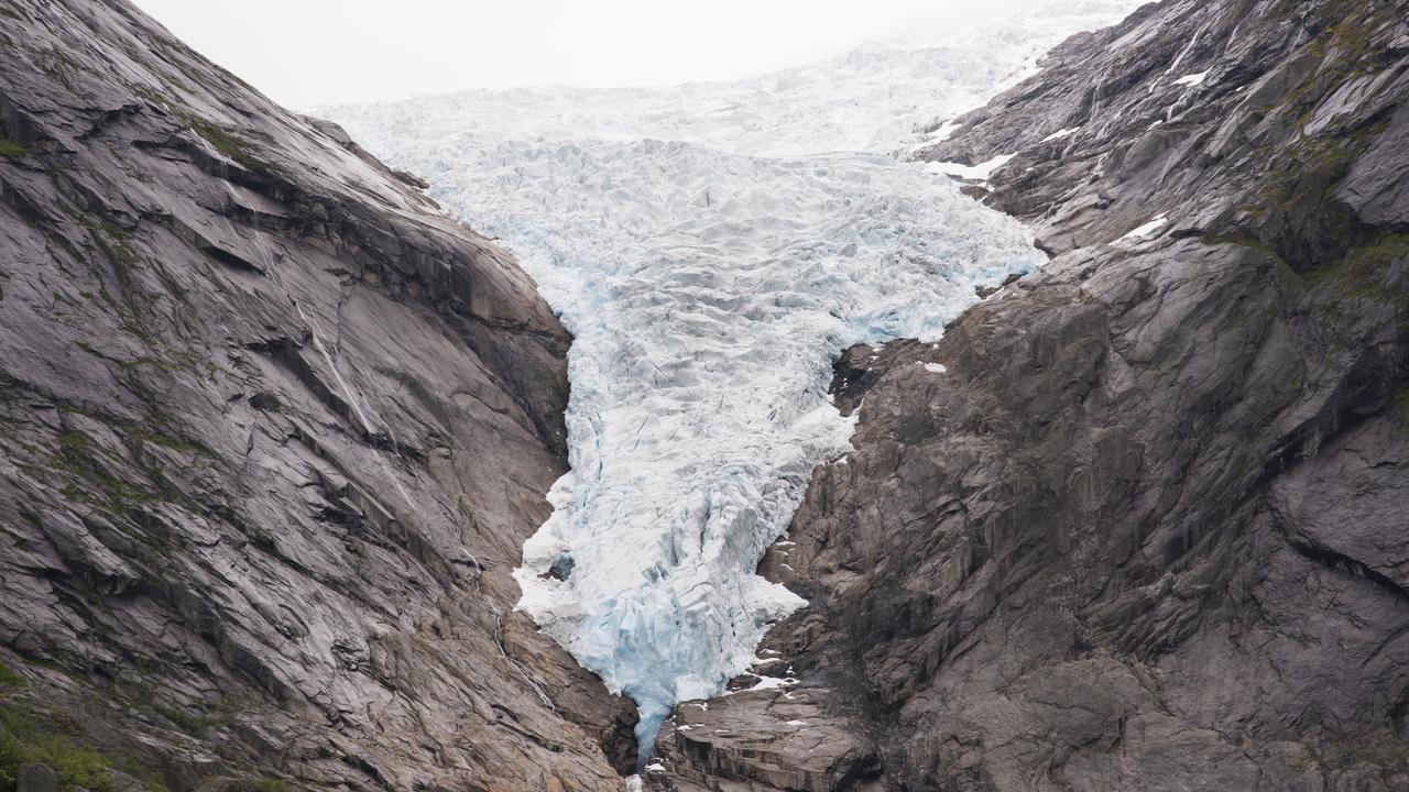 Bild p&aring; glaci&auml;r som tr&auml;nger ned mellan tv&aring; bergssidor