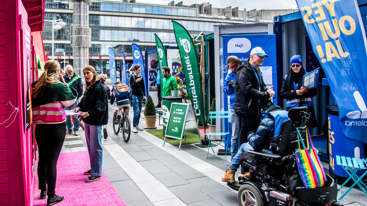 EU-valet 2019 har b&ouml;rjat p&aring; Sergels torg i centrala Stockholm. Personer bes&ouml;ker partiernas montrar.