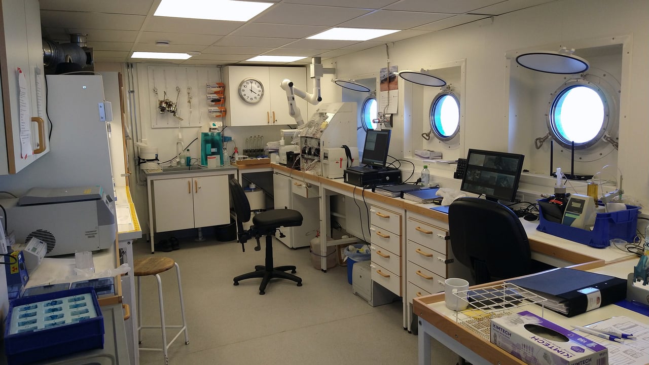 ett ljust och fint laboratorium ombord på ett fartyg.