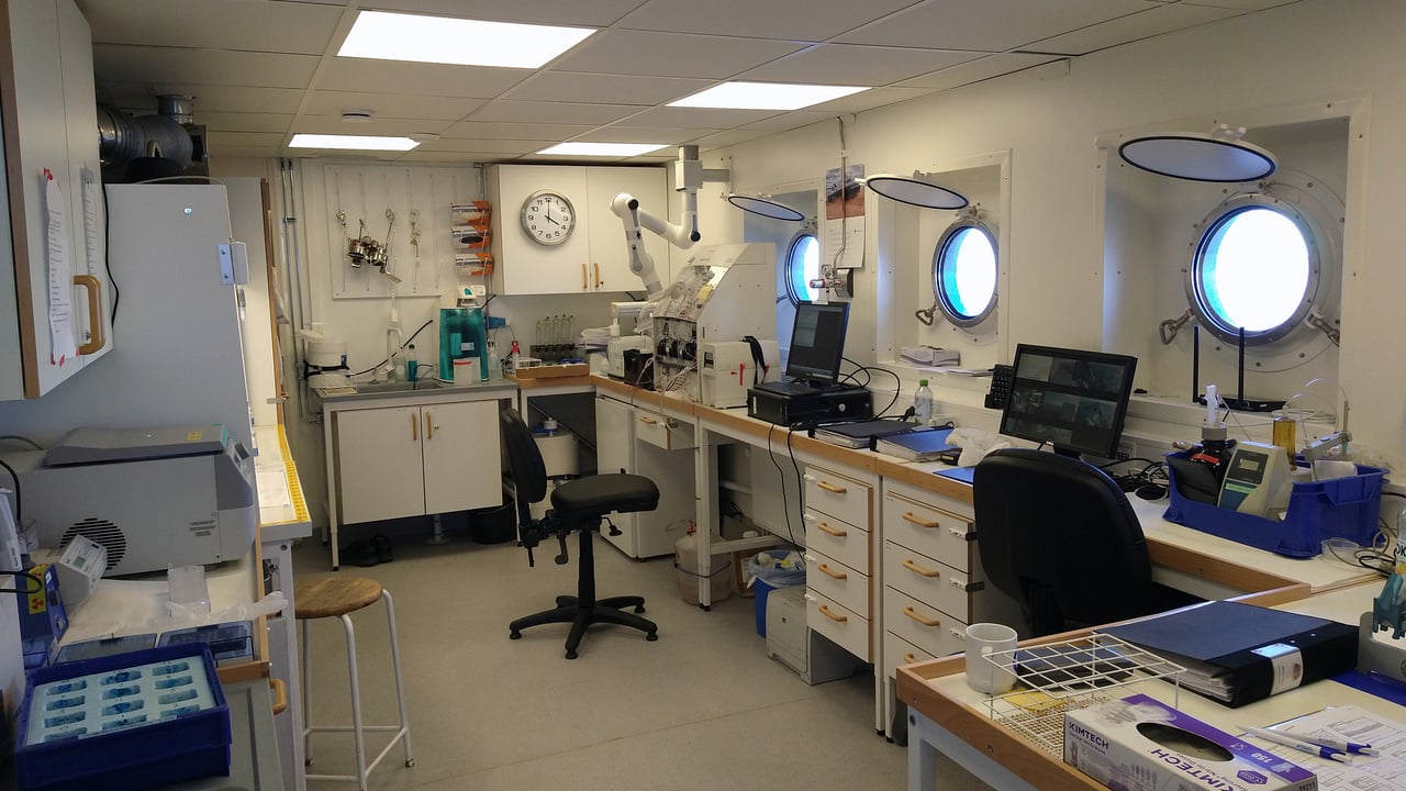 ett ljust och fint laboratorium ombord på ett fartyg.