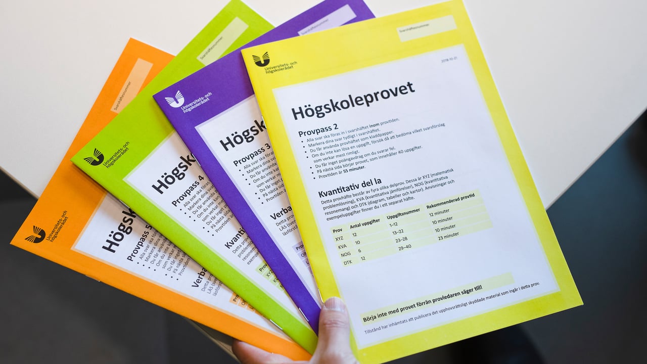 En hand h&aring;ller ett antal h&ouml;gskoleprov.