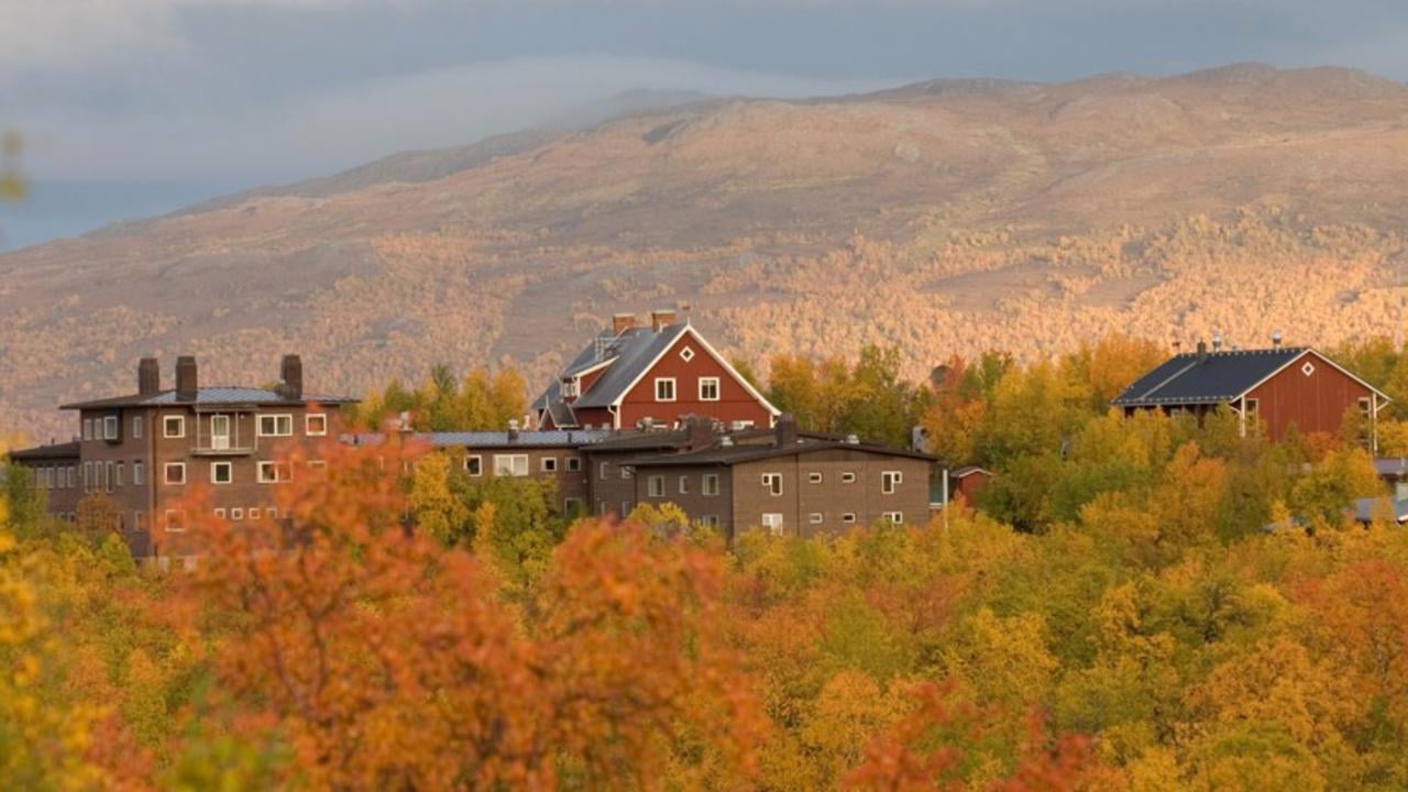 En utsikt &ouml;ver en bergskedja med hus i f&ouml;rgrunden.