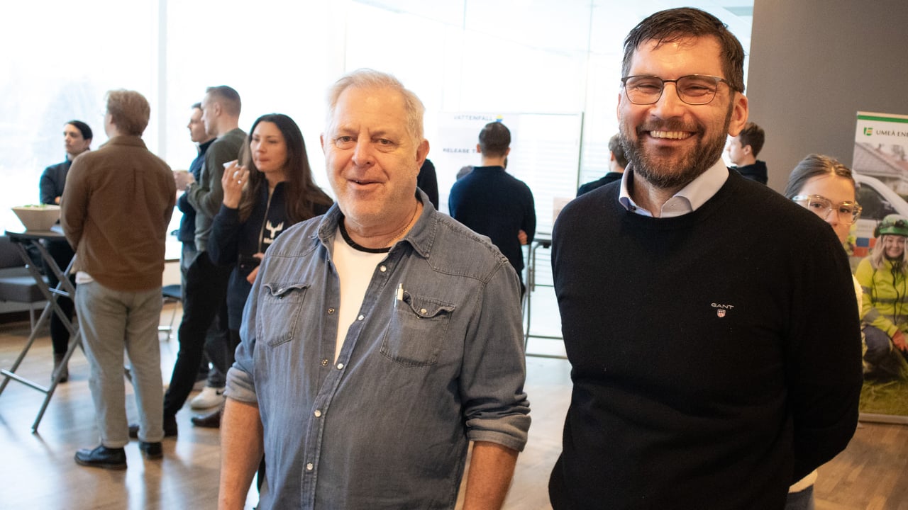 Bild p&aring; Anders &Aring;strand och Jimmy Vesterberg, programansvariga, st&aring;ende i m&auml;ssomr&aring;de p&aring; Universum.