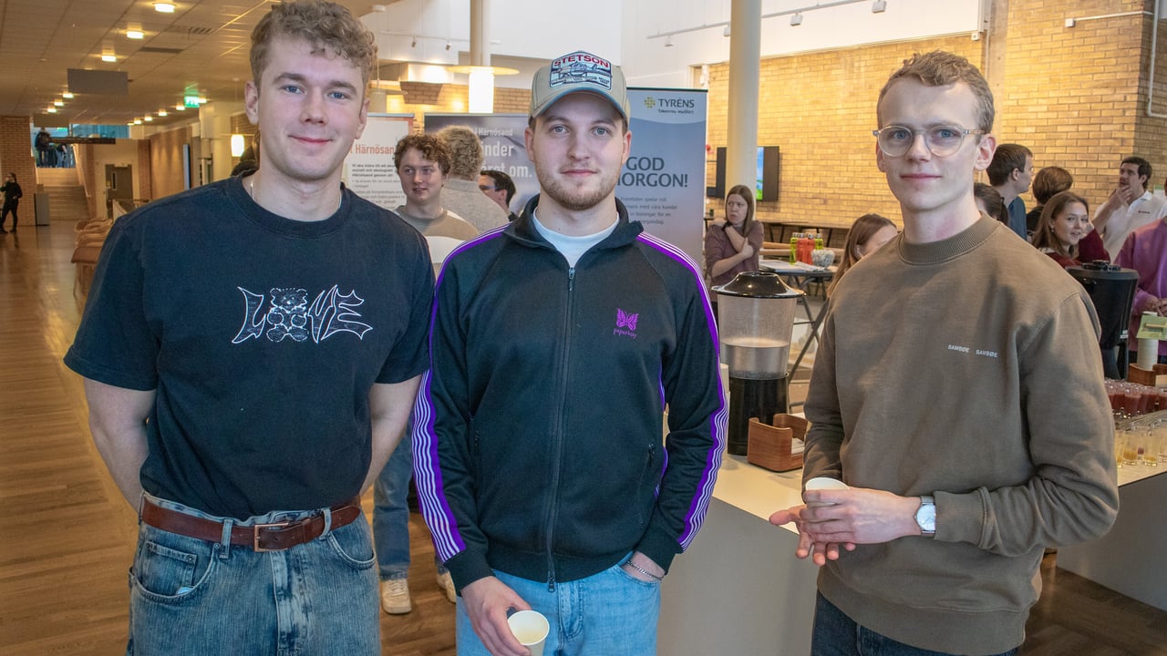 Bild p&aring; h&ouml;gskoleingenj&ouml;rsstudenterna Elias Alsenhag, Alfred Jonsson och Liam Hansson st&aring;ende i utst&auml;llningsomr&aring;de.