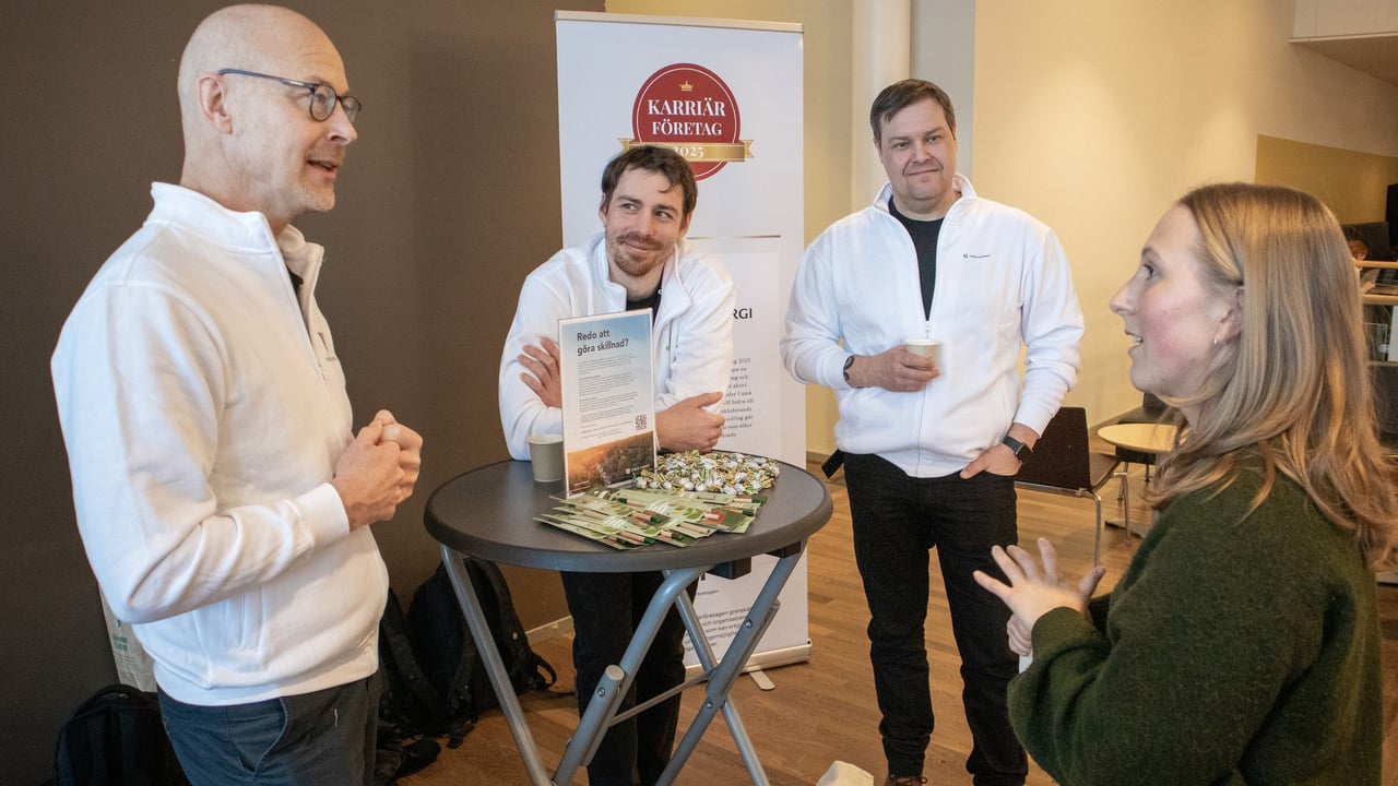 Bild p&aring; civilingenj&ouml;rsstudenten Tilde Engberg i samspr&aring;k med Anders Bj&ouml;rklund, Johan Smed och Andr&eacute; Steegmans vid Ume&aring; Energi.