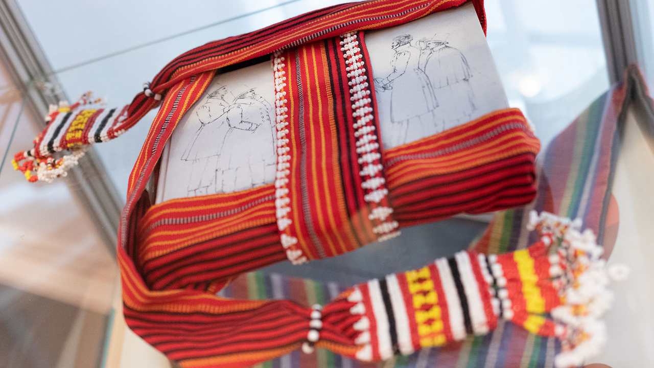 En bok inslagen i textil.