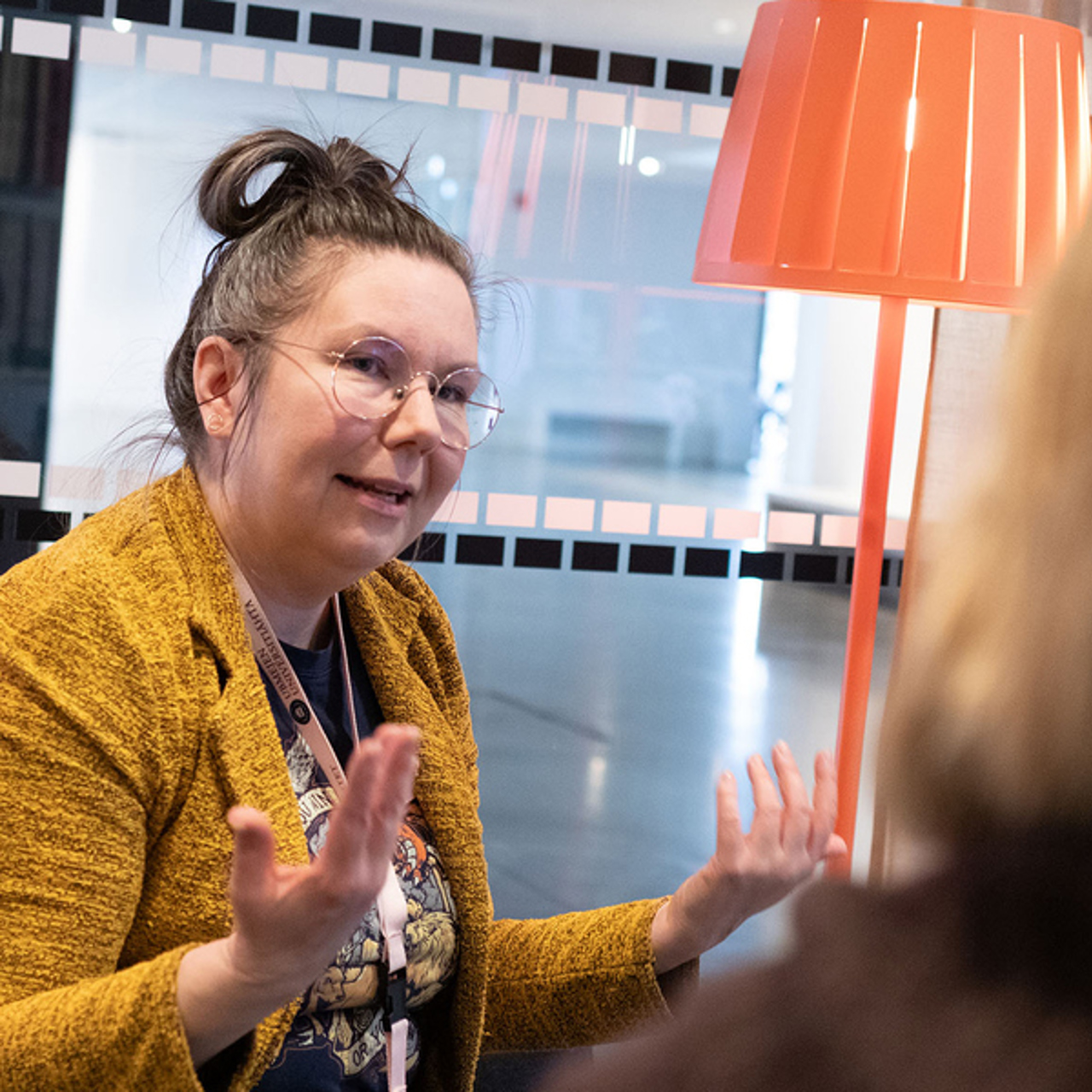 Marie Malmi vid Ume&aring; universitetsbibliotek.