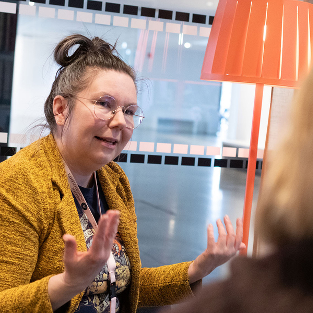 Marie Malmi vid Ume&aring; universitetsbibliotek.