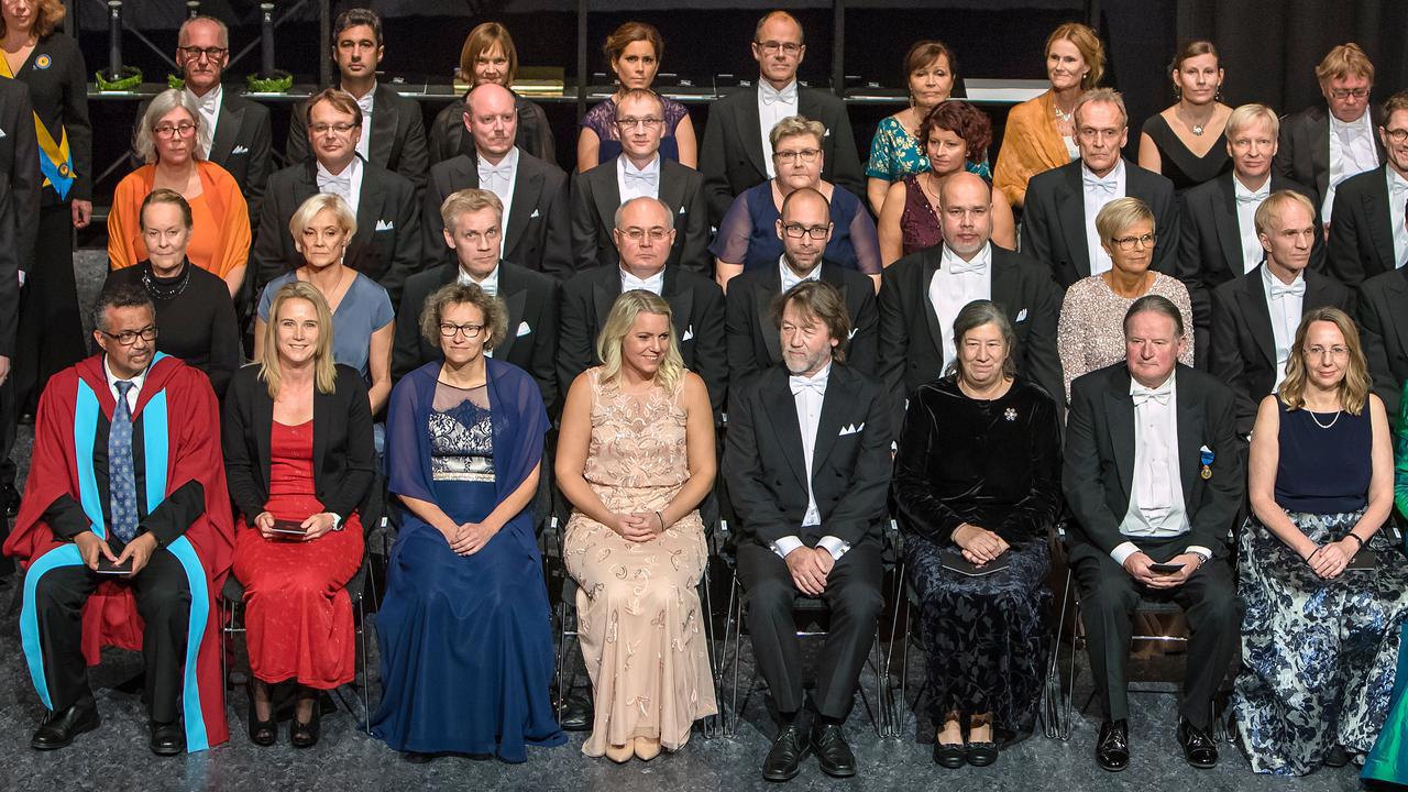 Exempel på deltagarnas klädsel vid ceremonin.