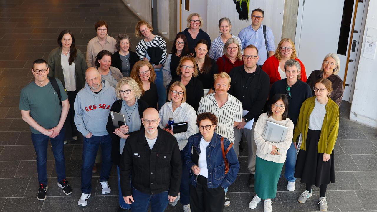En grupp människor som står i Lindellhallen.