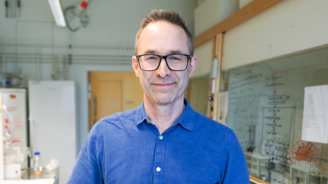 Forskaren Jerker Fick vid Kemiska institutionen anv&auml;nde masspektrometri f&ouml;r att m&auml;ta m&auml;ngden l&auml;kemedel i unglaxarna.