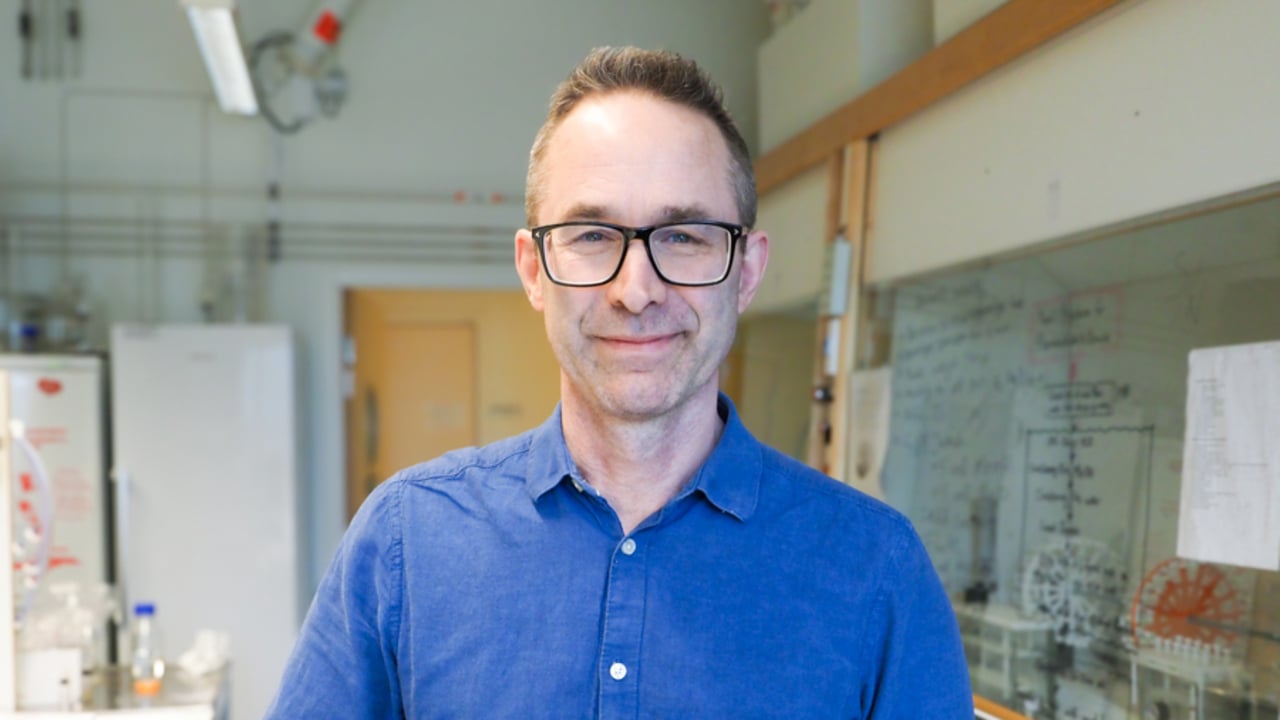 Forskaren Jerker Fick vid Kemiska institutionen anv&auml;nde masspektrometri f&ouml;r att m&auml;ta m&auml;ngden l&auml;kemedel i unglaxarna.