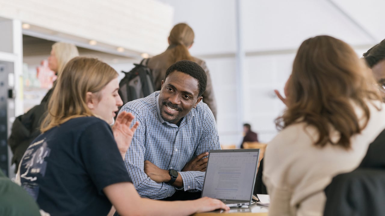 Internationella studenter studerar i caf&eacute;et i Lindellhallen