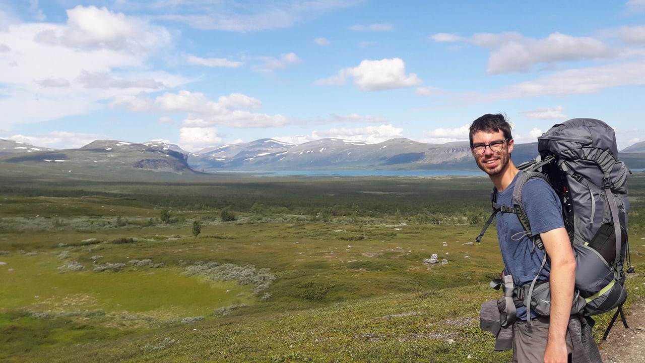 Adrien Heymans, 'EC' postdoktor i &ouml;ppet landskap med berg i bakgrunden
