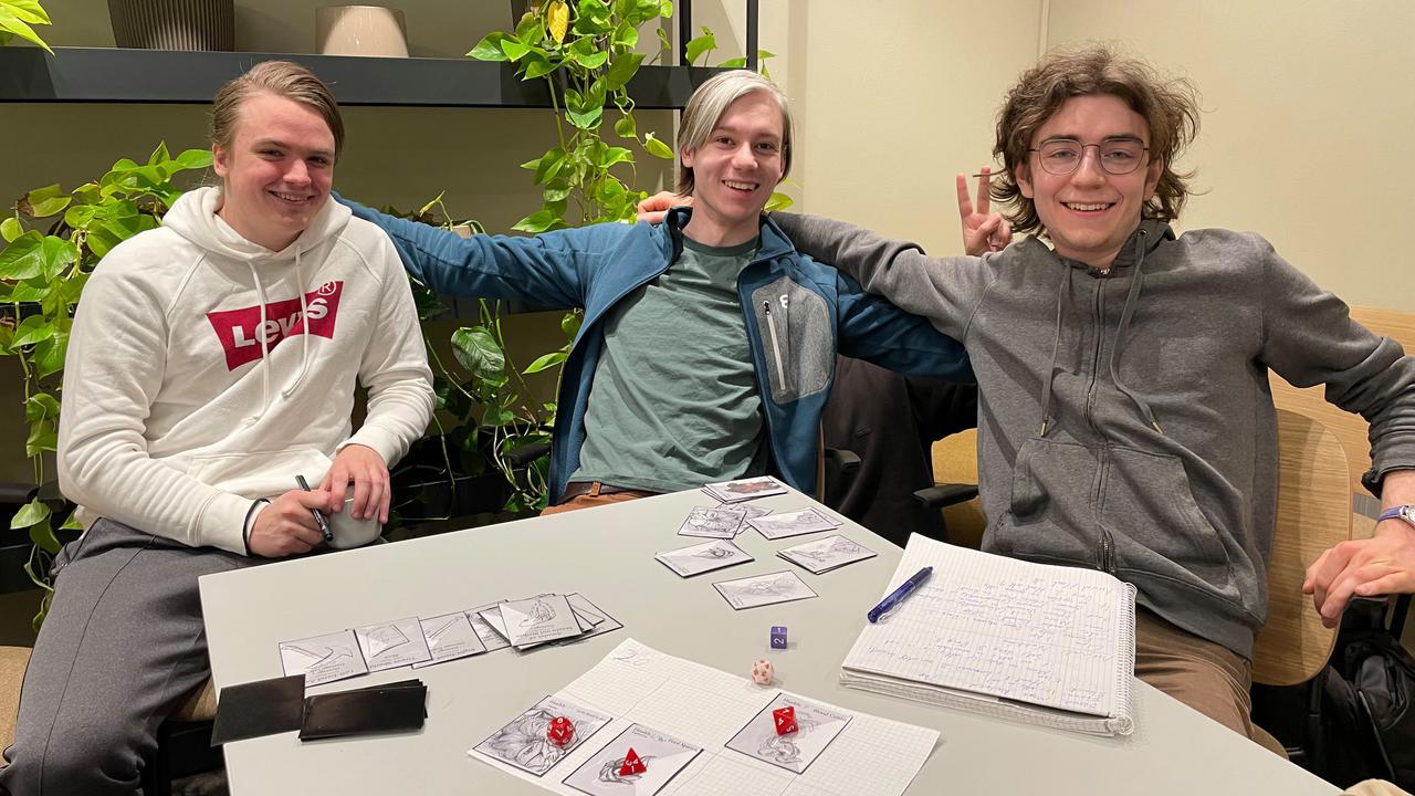 Tobias Norden, Simon Cederfj&auml;rd och John H&ouml;rvall fr&aring;n Fools Gambit. Gruppmedlemmarna Ahmad Kalash och Emelie Nordfelt saknas p&aring; bilden.